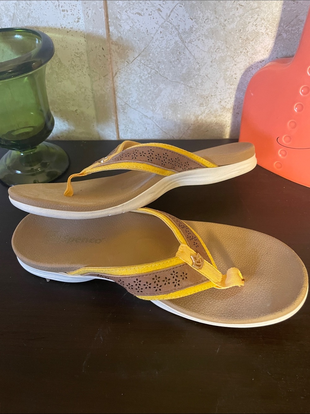 Spenco Women's Yellow and Brown Casual Floral-Edge Flip Flop Sandals size 8.5